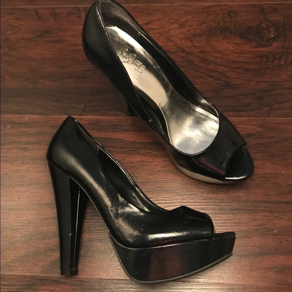 City streets black patent leather open toe pumps